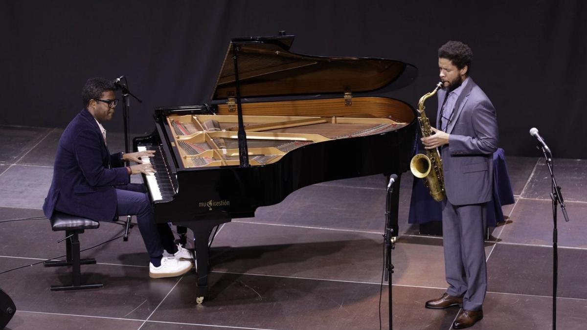 Ariel Brínguez e Iván «Melón» Lewis, durante su actuación en el Antiguo Instituto de Gijón.