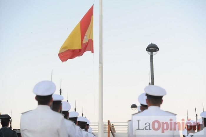 Arriado Solemne de Bandera en el puerto de Cartagena