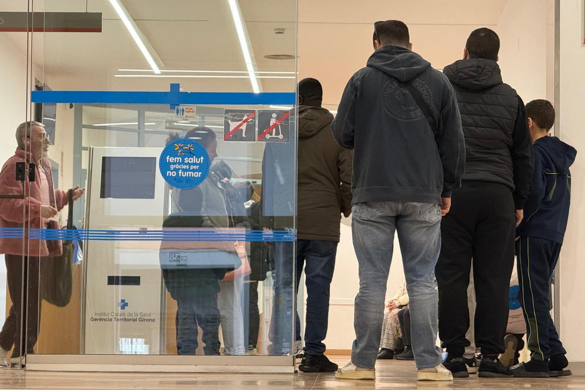 Pacients del CAP Santa Clara de Girona fent cua.