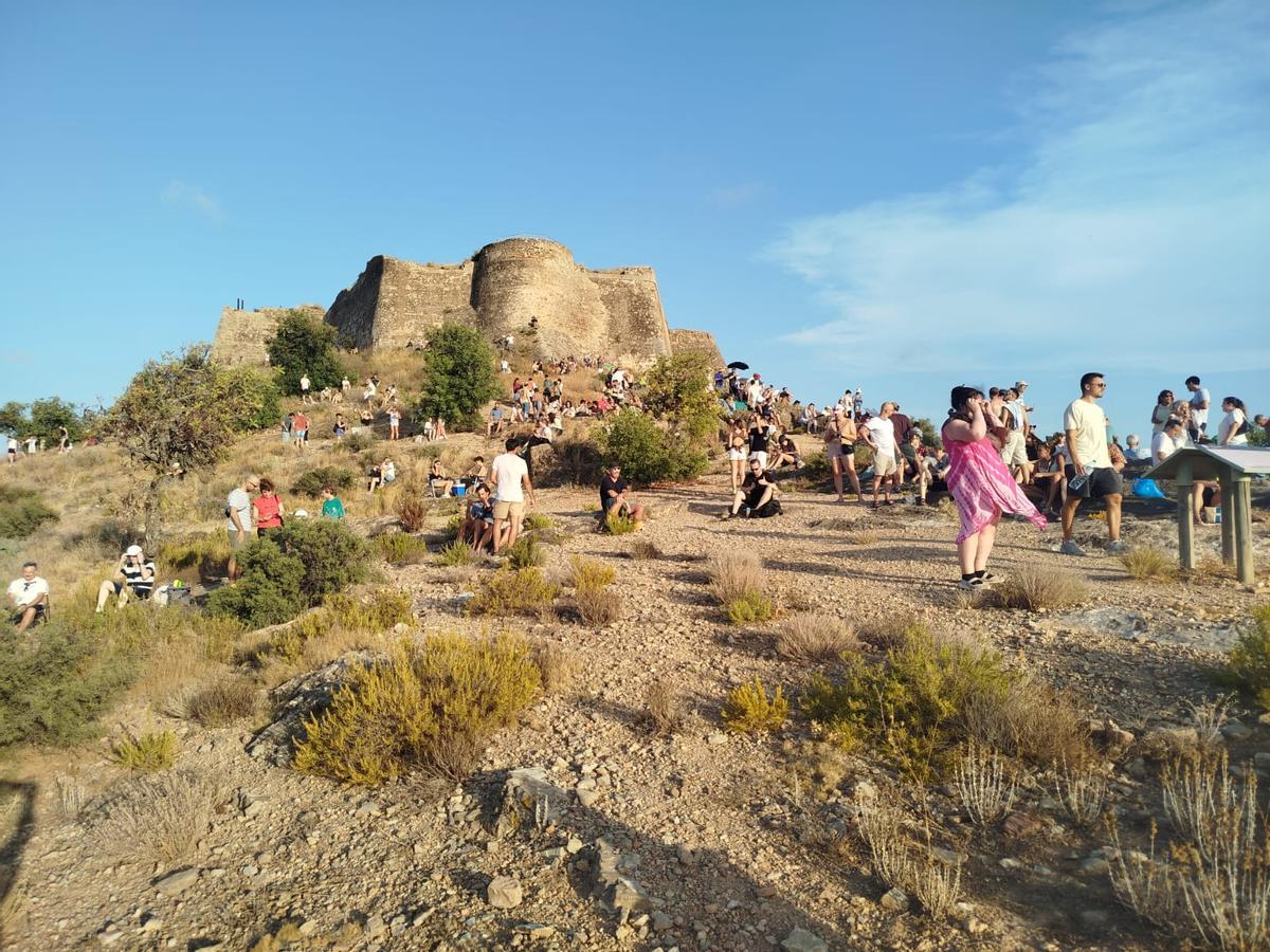 Preparados para el eclipse junto al Castillo de Sagunt. Preparados para el eclipse junto al Castillo de Sagunt.