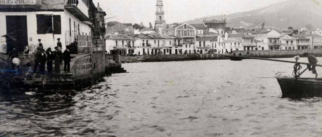 Cangas, finais de 1800. Á esquerda,o perfil do desaparecido torreón que albergaba a Axudantía de Mariña.