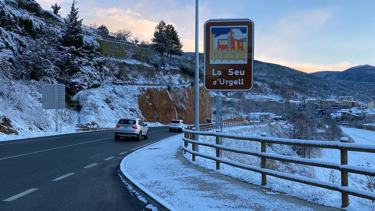 Coches circulando por la entrada de La Seu d’Urgell por la N-260.