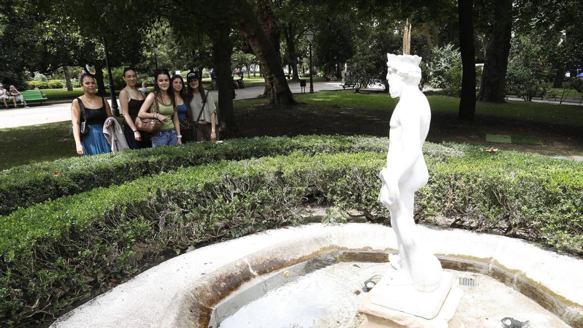 "Deberían haber avisado de que el Neptuno era una réplica", opinan en el Campo San Francisco de Oviedo sobre la polémica de la estatua del dios del mar, en imágenes