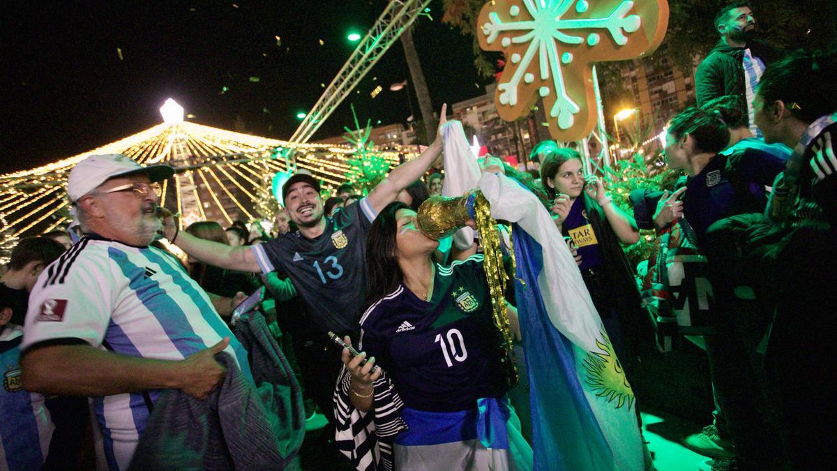 Cientos de aficionados argentinos celebran el Mundial por el centro de ...