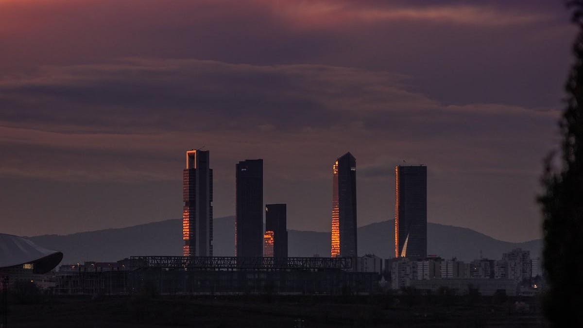Los rascacielos de las cinco torres, icono del parque empresarial que alberga la capital.