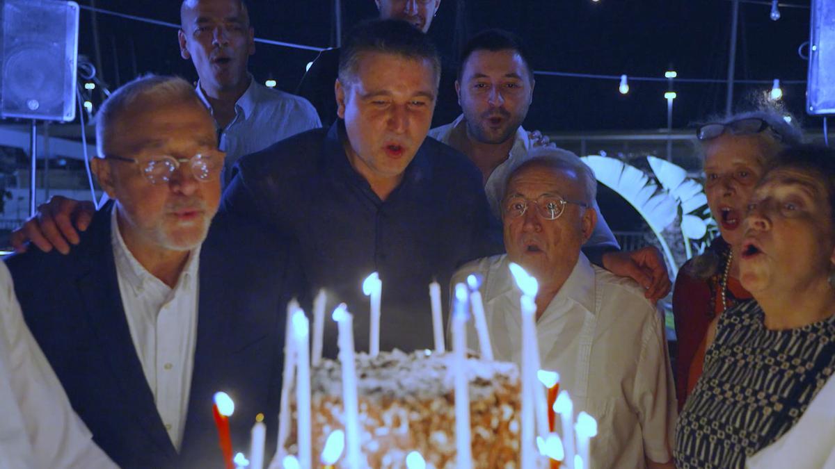 Roger Pallarols junto a Javier Sardà e Isidre Gironés soplando las velas de aniversario