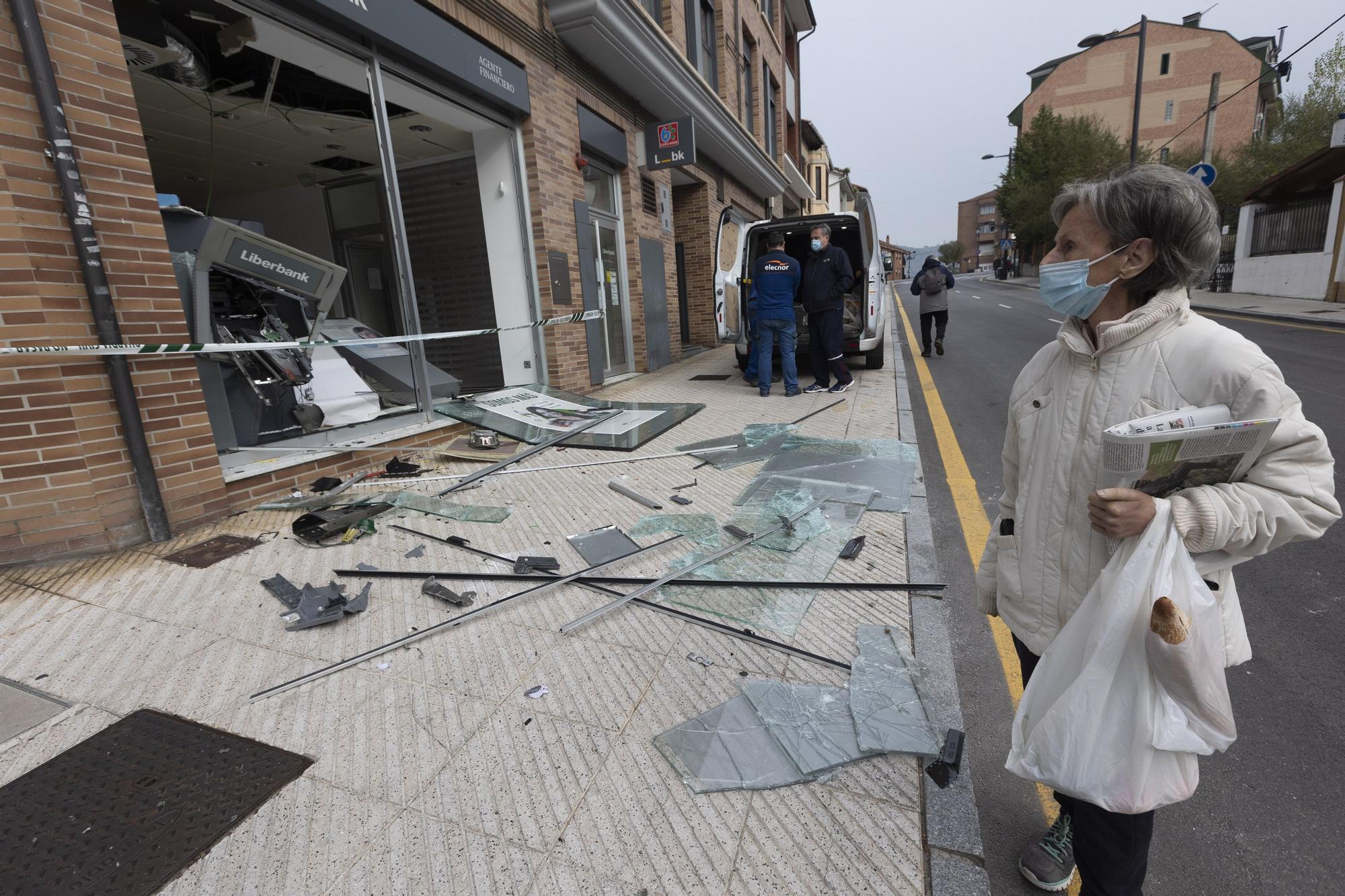 Unos ladrones revientan con explosivos un cajero automático en Oviedo