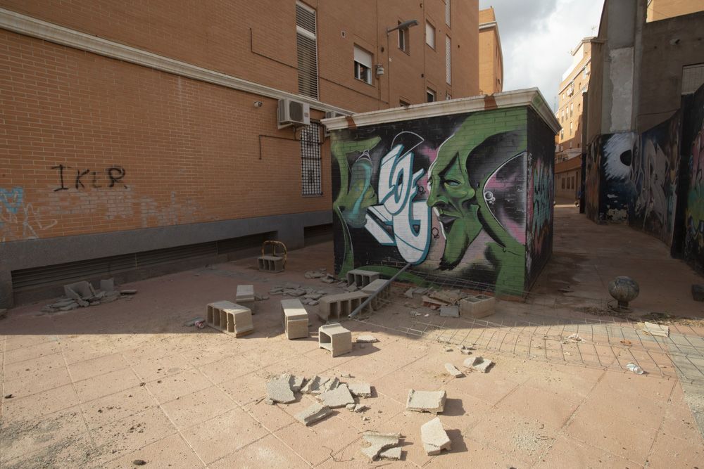 Queja de los vecinos de la Plaza Sant Cristofol de Sagunt, al tener que vivir junto a los restos de una obra parada hace años.