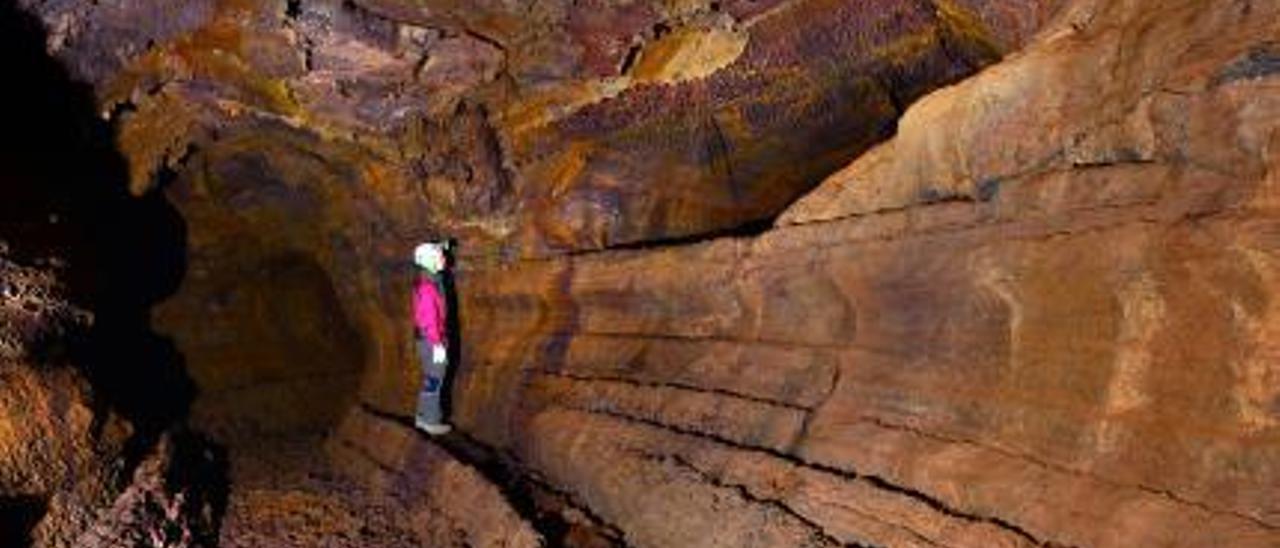 Una persona en el interior de la Cueva del Viento, en Icod de los Vinos.