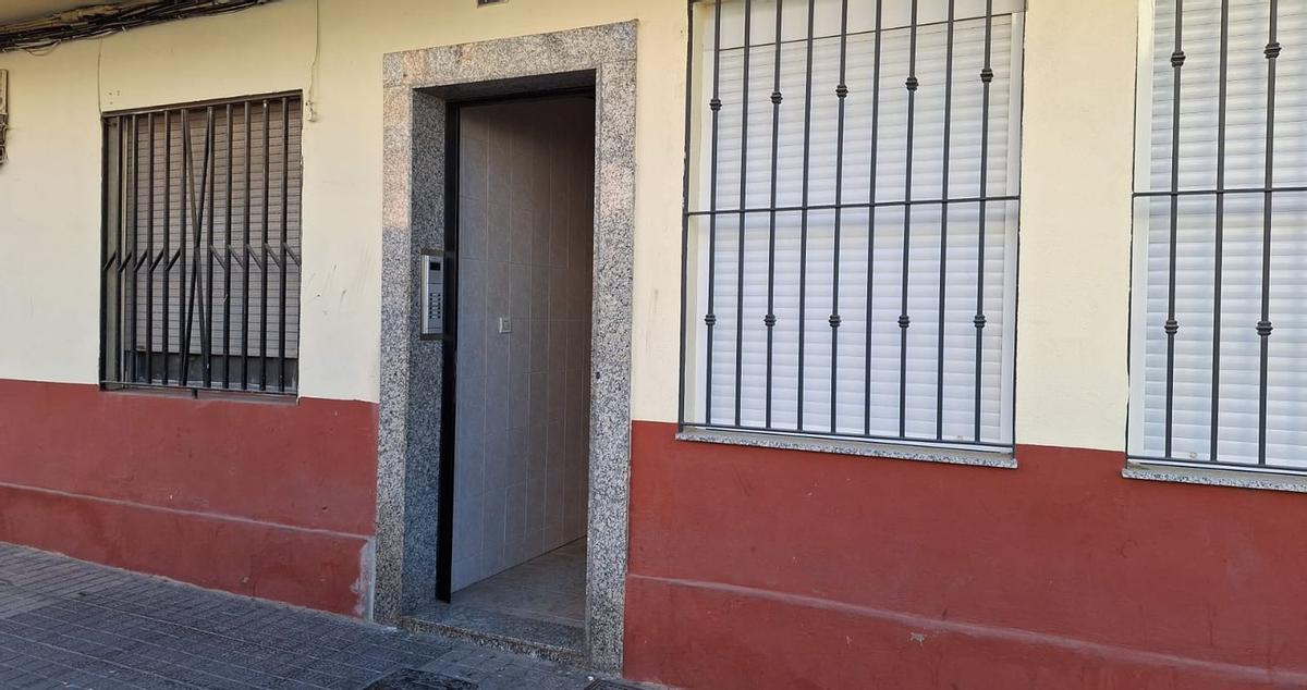 Imagen del portal en el que se encuentra la vivienda en la que se produjo el homicidio del vecino de Vila-real.