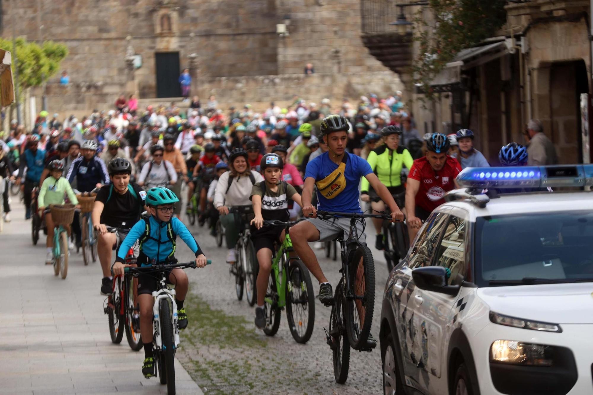 Participantes en la fiesta de la bicicleta de Cambados.