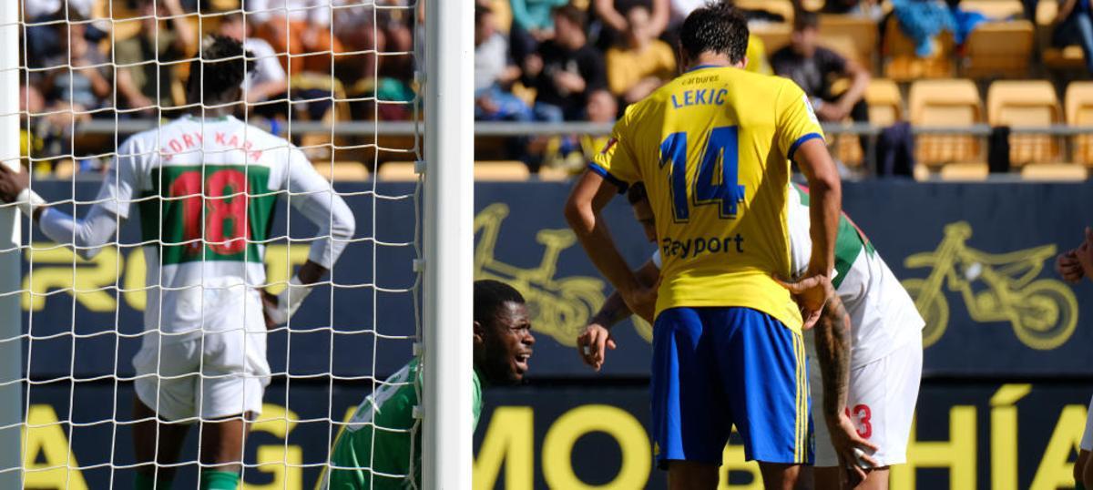Francis y Sory lamentan un gol en el partido de la primera vuelta.