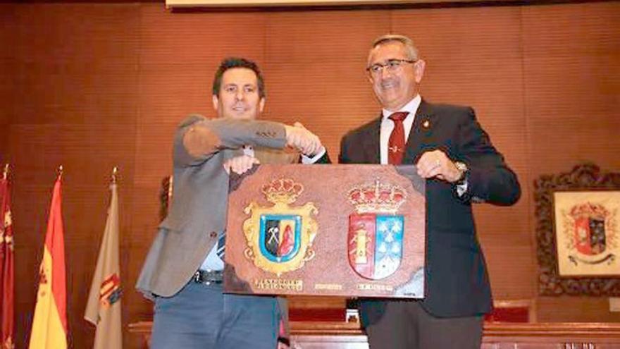 El alcalde de La Unión (d), junto al de Peñarroya-Pueblonuevo.