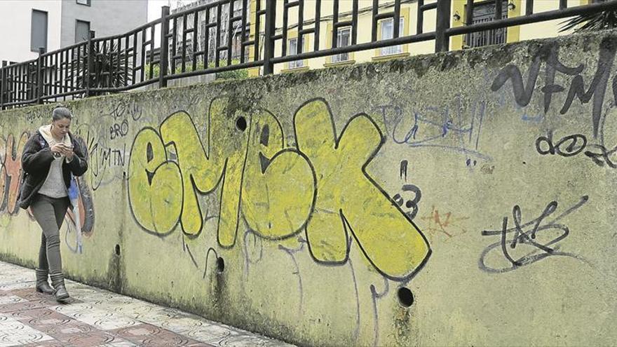 La policía de Cáceres sigue a los grafiteros y está muy cerca de ellos