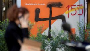 GRAFCAT5291. BARCELONA, 15/10/2019.- La sede de Ciudadanos en Barcelona ha amanecido este martes con pintadas, al día siguiente de darse a conocer la sentencia del ’procés’. En la sede del partido naranja en la calle Balmes de Barcelona han aparecido pintadas con un 155 en rojo, tachado con una franja amarilla, y una esvástica, igual que ha ocurrido con la sede del PPC.EFE/ Marta Pérez