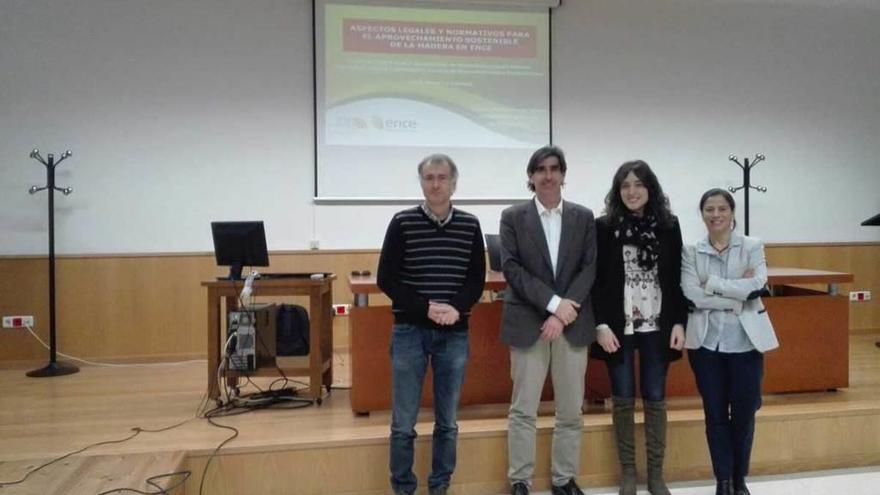 De izquierda a derecha, Marcos Barrio, Luis Javier Sánchez, Claudia Otero y Asun Cámara, ayer, en el campus de Mieres, antes de la charla.