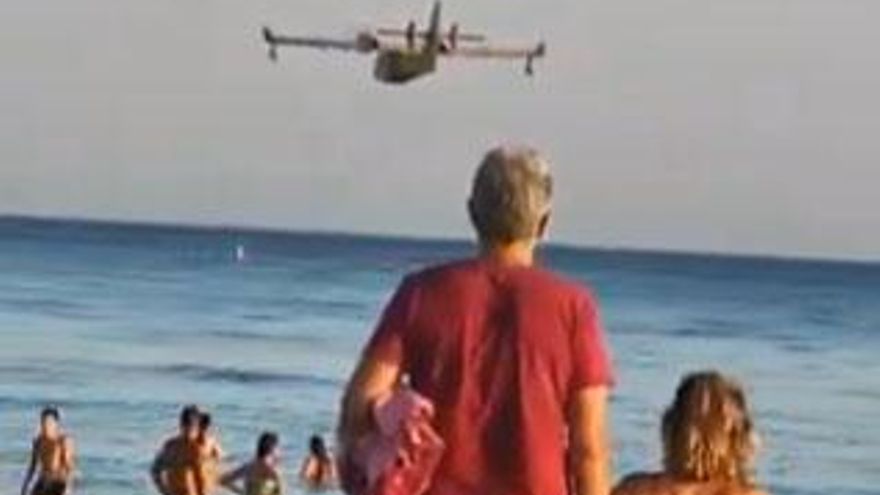 Incendio de Tarifa: aplausos y vítores a los aviones del Infoca en las playas de Zahara