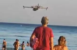 Incendio de Tarifa: aplausos y vítores a los aviones del Infoca en las playas de Zahara