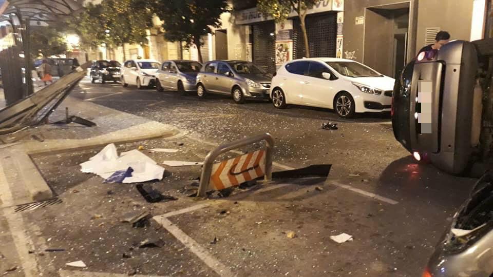 Espectacular accidente de tráfico en la Avenida de Burjassot