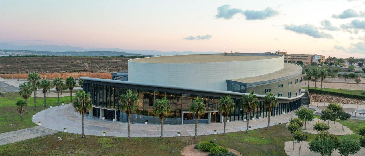 Panorámica del Auditorio Internacional de Torrevieja, y que pasa a manos del Ayuntamiento a mediados de noviembre.