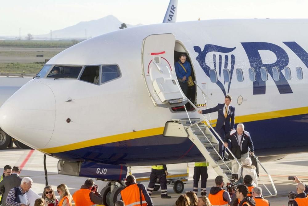 Llegada del primer avión al aeropuerto de Corvera