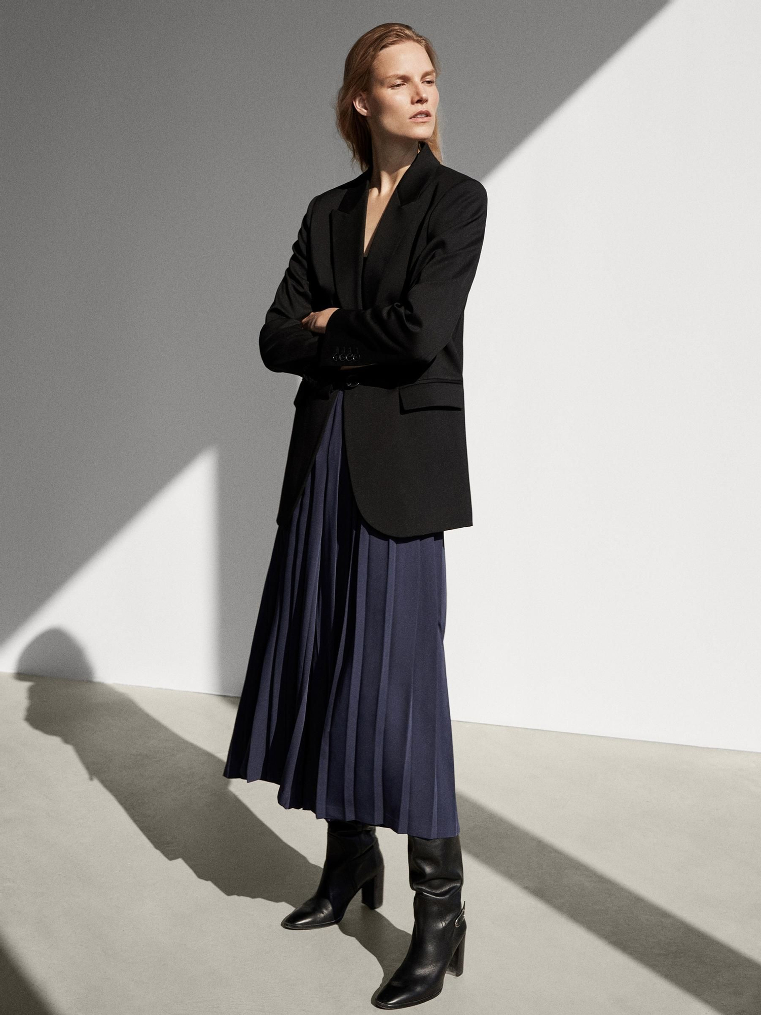 Pantalón plisado en azul marino de Massimo Dutti