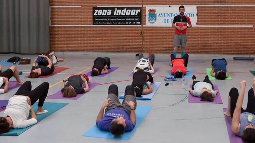 Yoga solidario en el barrio de Vallobín con los niños enfermos de cáncer