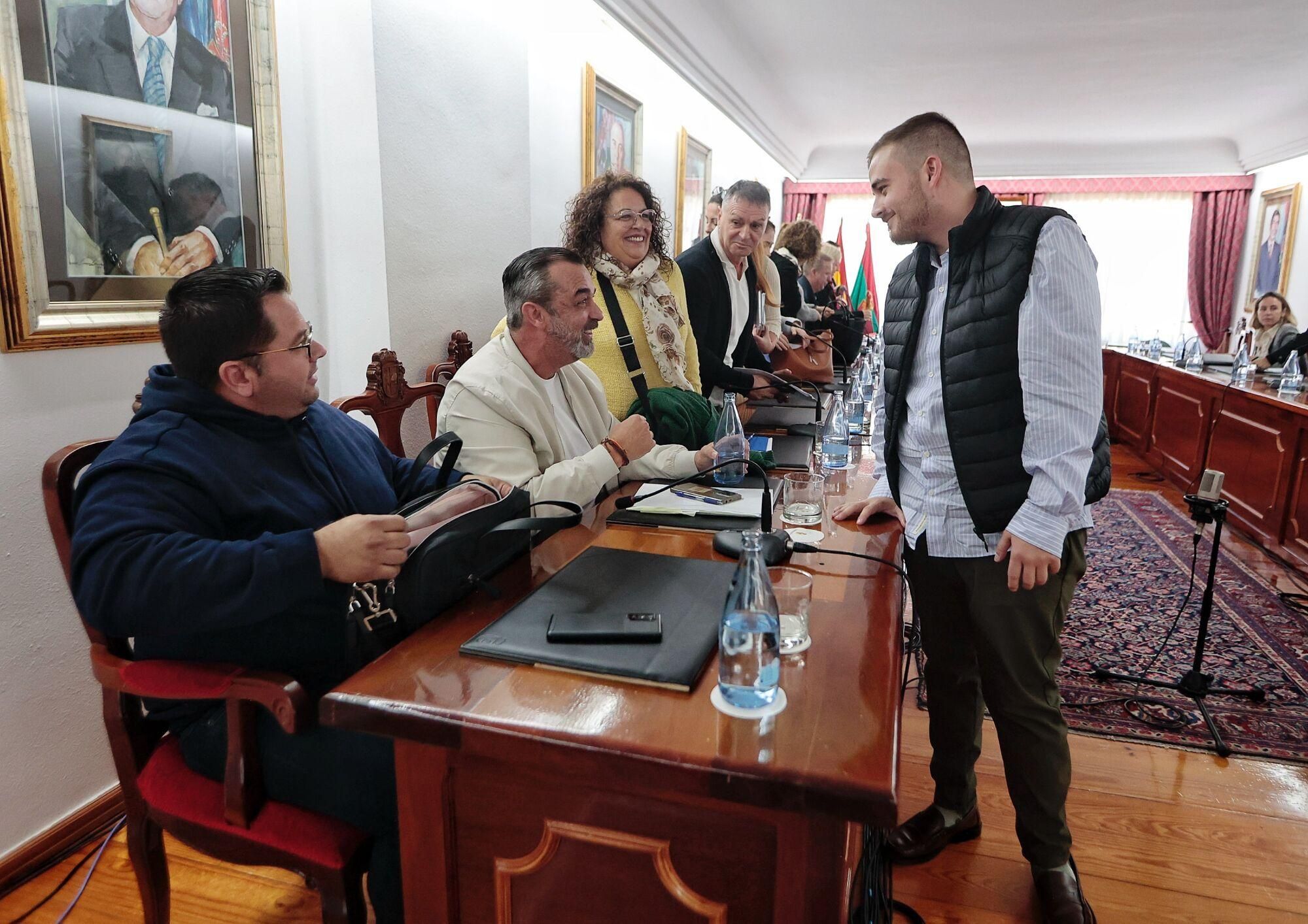 Pleno para destituir a Más por Arona e incorporar a Vox al gobierno municipal