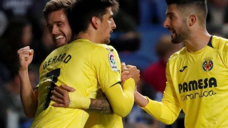 Los jugadores del Villarreal festejan el gol de Gerard Moreno. // Efe