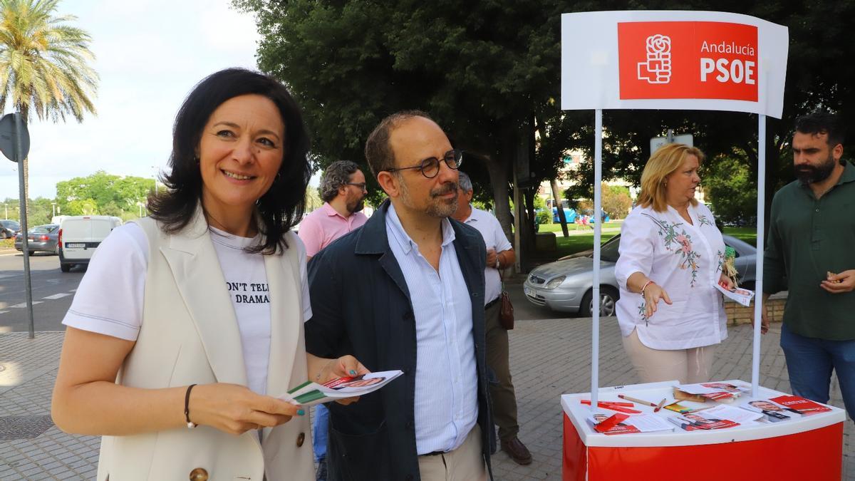 Rafi Crespín y Antonio Ruiz, durante el reparto de propaganda electoral en el Sector Sur.