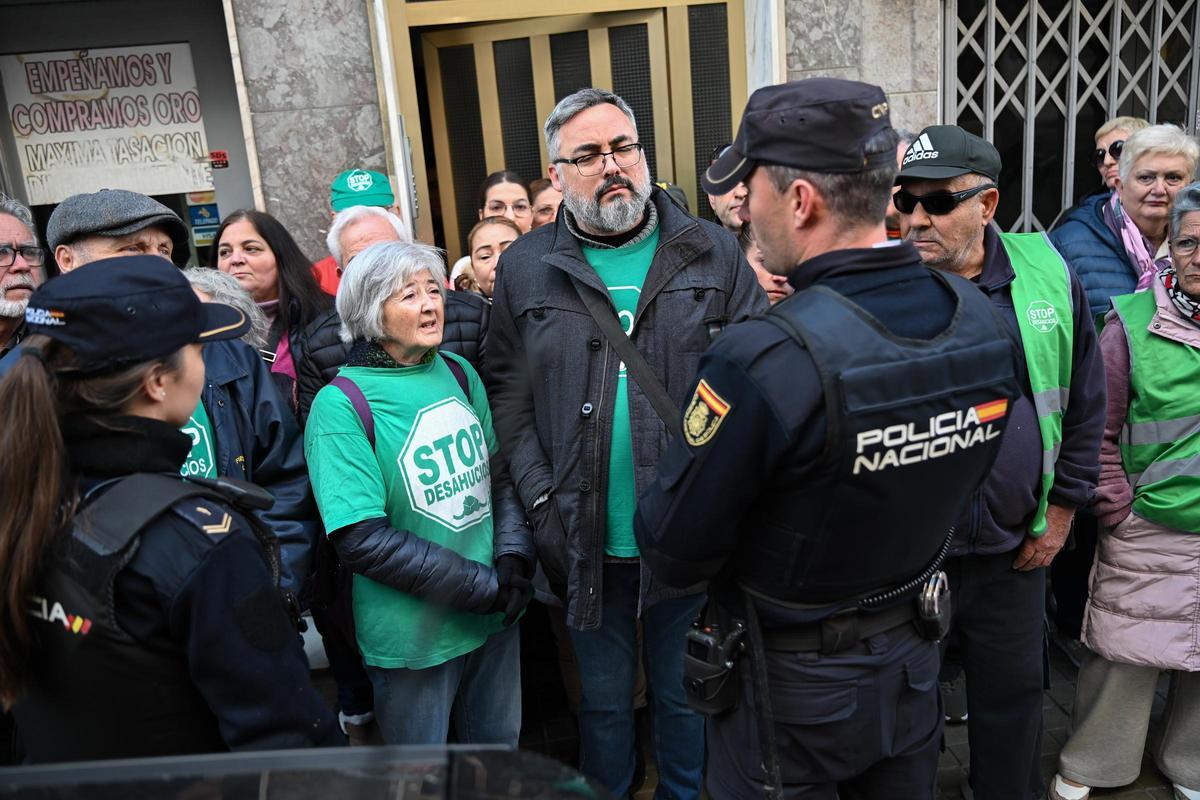 La PAH logra aplazar el desahucio de una mujer y su hija en el barrio de Carrús en Elche