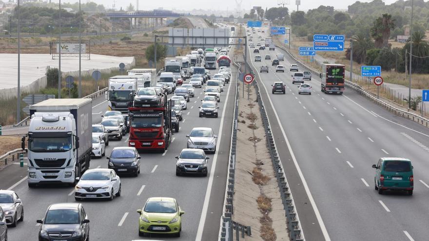 Dos accidentes y mucho tráfico dejan un atasco de más de 52 km en el área metropolitana de València