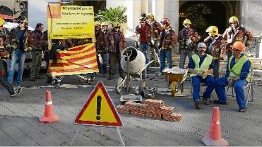 La concentració reivindicativa que els efectius del parc van fer ahir a la plaça de l&#039;Ajuntament.