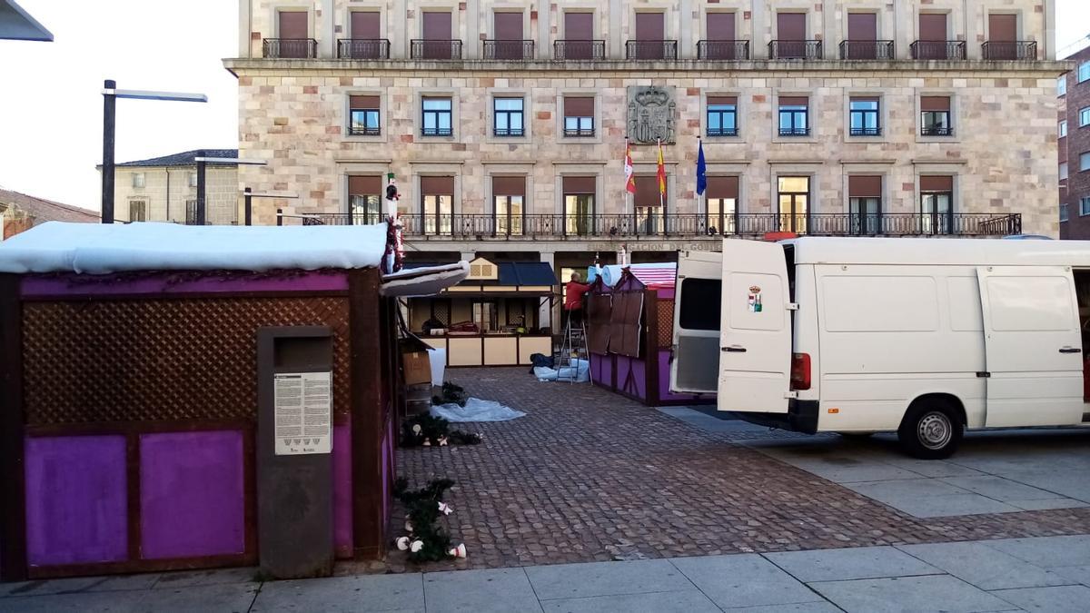 Últimos flecos del montaje del mercado navideño en Zamora.