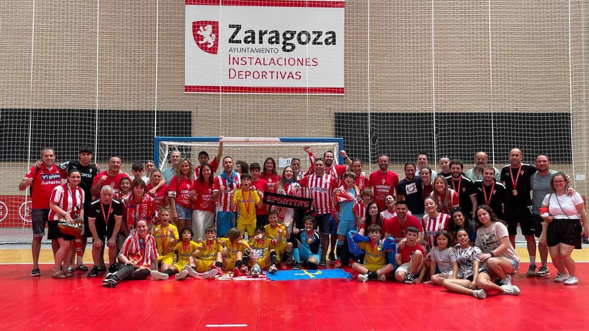 Jugadores, técnicos y familiares del Sporting, tras conquistar el título benjamín.