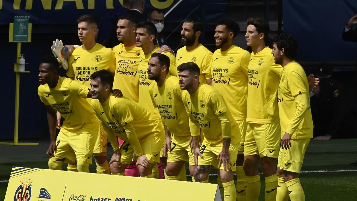 Homenaje a las chicas del Villarreal Femenino con camisetas conmemorativas de su ascenso a Primera Divisón.