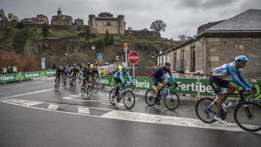 La Vuelta Ciclista, con la muralla de Puebla de Sanabria en segundo término.