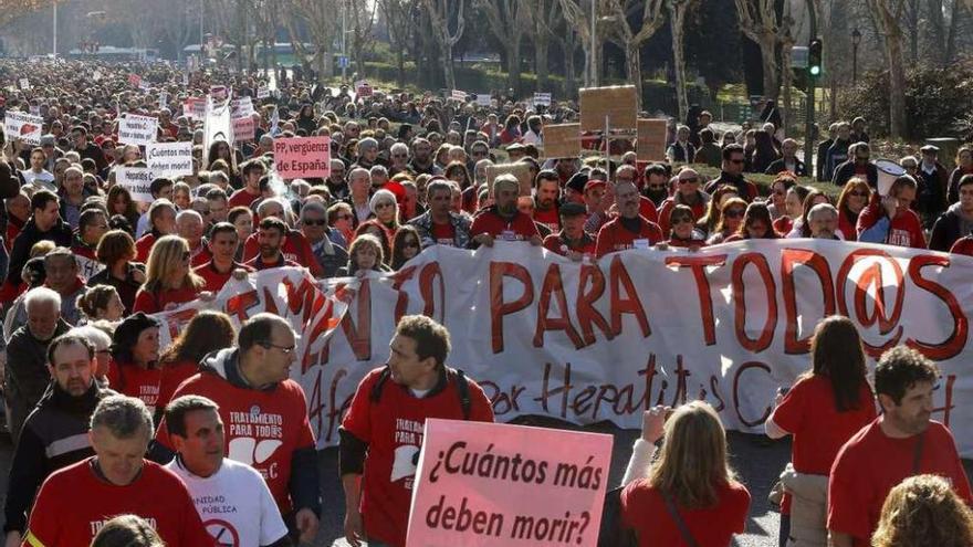 Varios centenares de personas durante la protesta, ayer en Madrid. // Efe