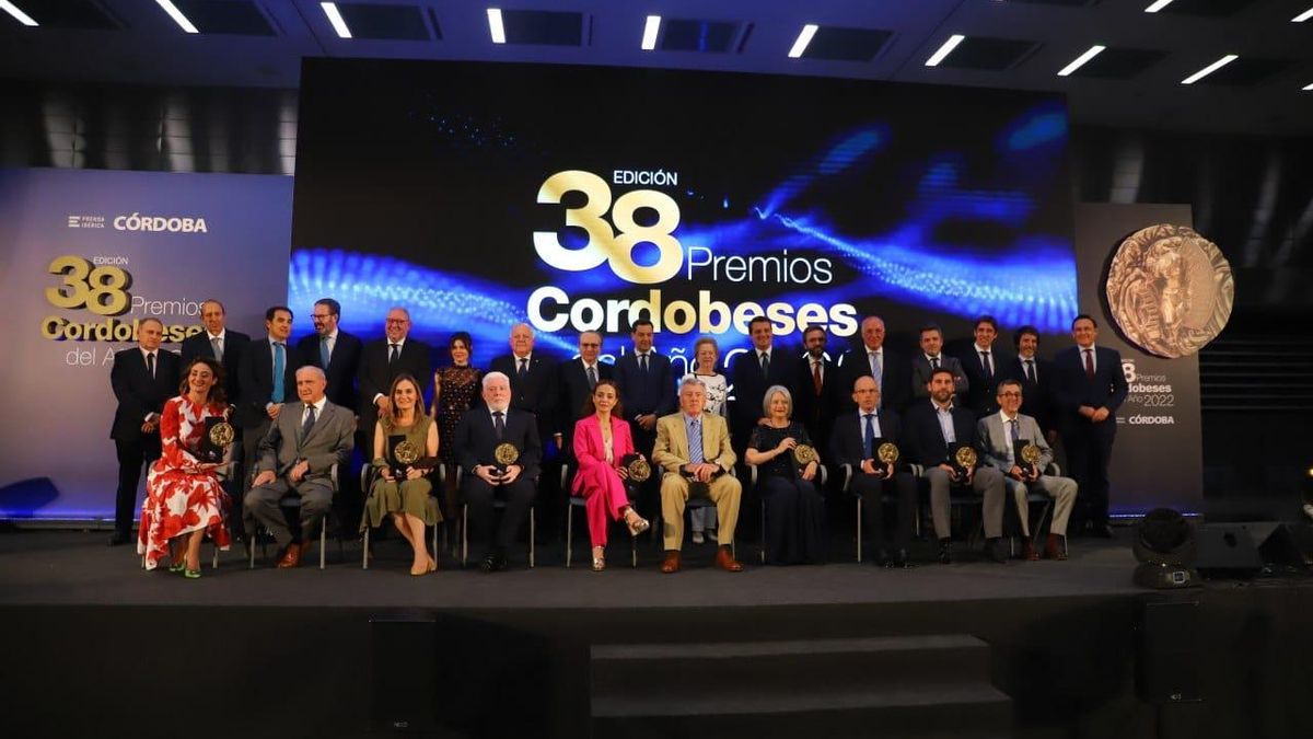 Foto de familia de autoridades y premiados tras la gala de entrega de los Cordobeses del Año 2022.