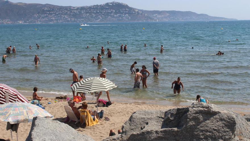 Banyistes a la platja de la Rubina, aquest dissabte.