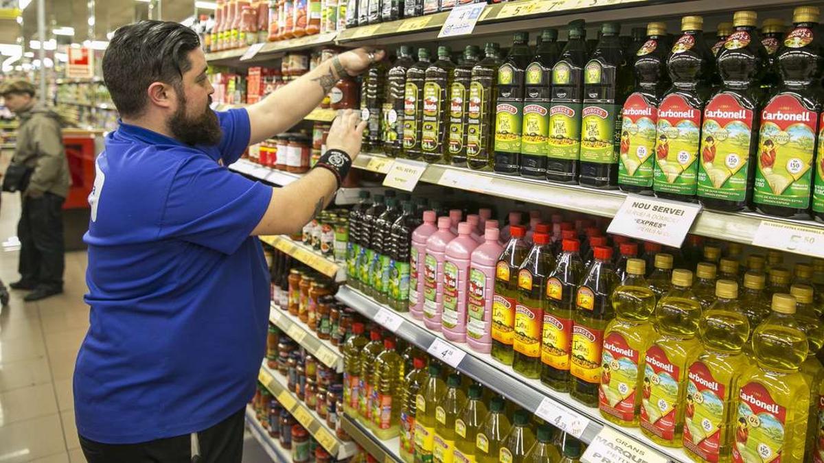 Ordenando las botellas de aceite en un supermercado.