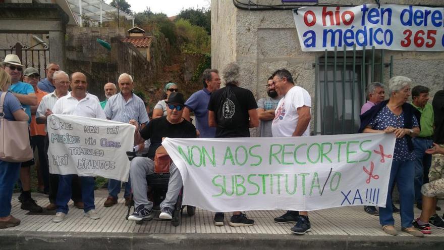 Protesta frente al consultorio de O Hío. // FDV