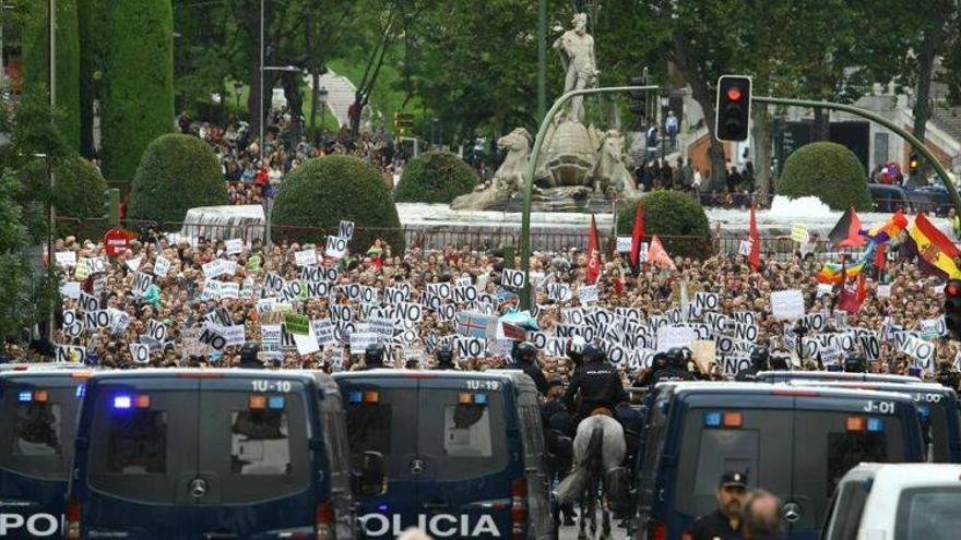 Miles de personas se concentran en torno al Congreso