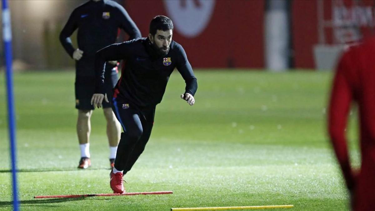 Arda Turan, ejercitándose durante la sesión vespertina de este lunes