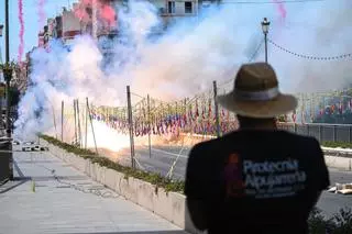 Las mejores imágenes de la mascletà de Pirotecnia La Alpujarreña en el Puente de Altamira de Elche