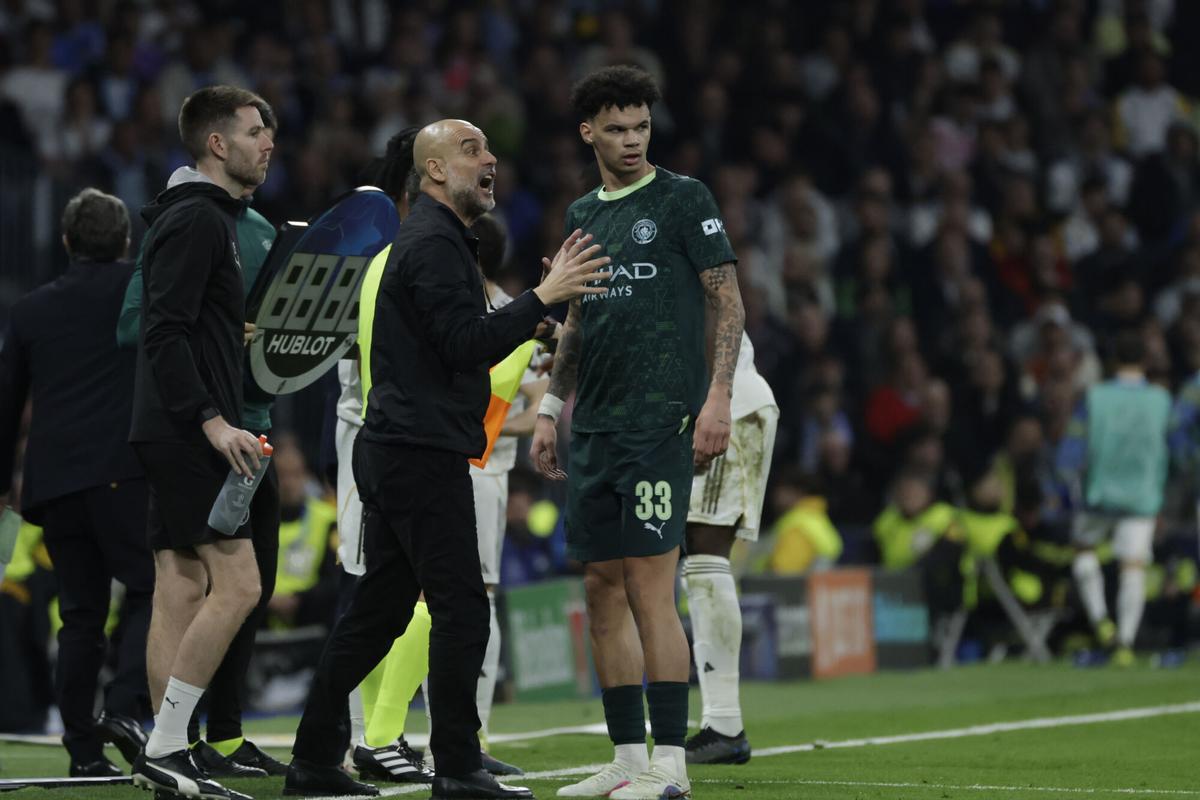 Guardiola, desesperada en la banda del Bernabéu.