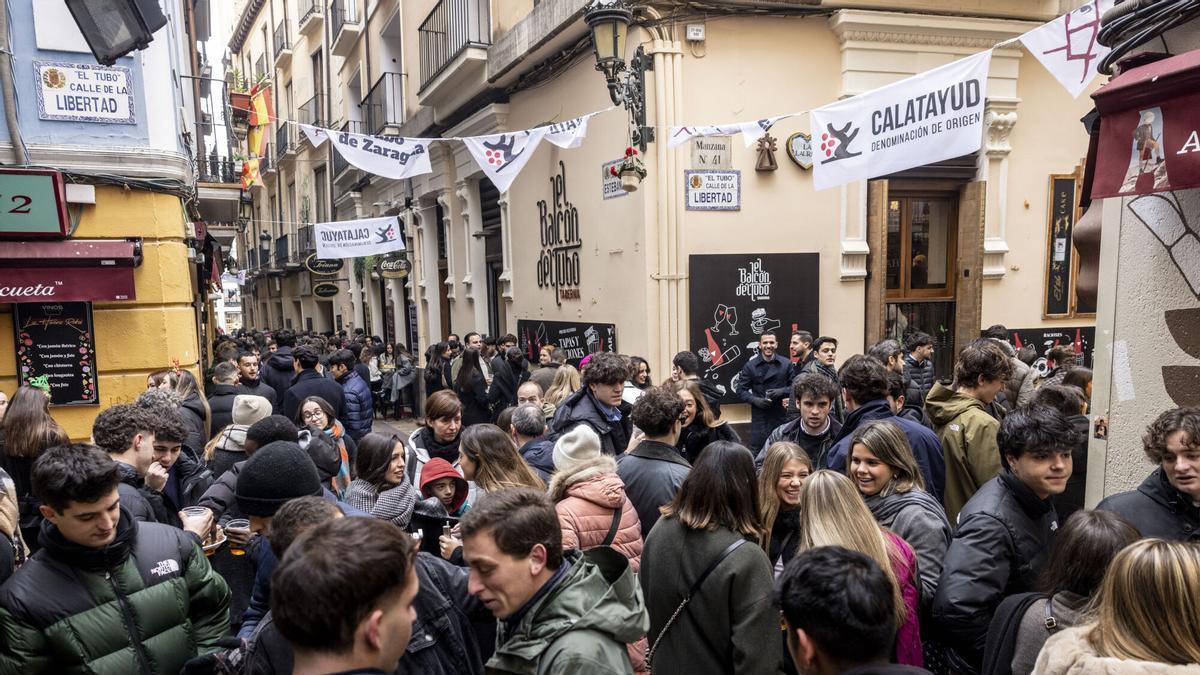 Mucha gente en el Tubo, donde se suelen celebrar cada fin de semana varias despedidas de soltero
