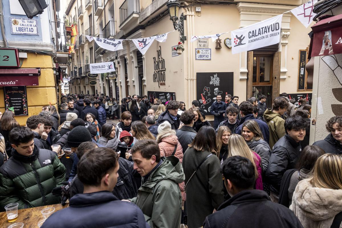 Mucha gente en el Tubo, donde se suelen celebrar cada fin de semana varias despedidas de soltero