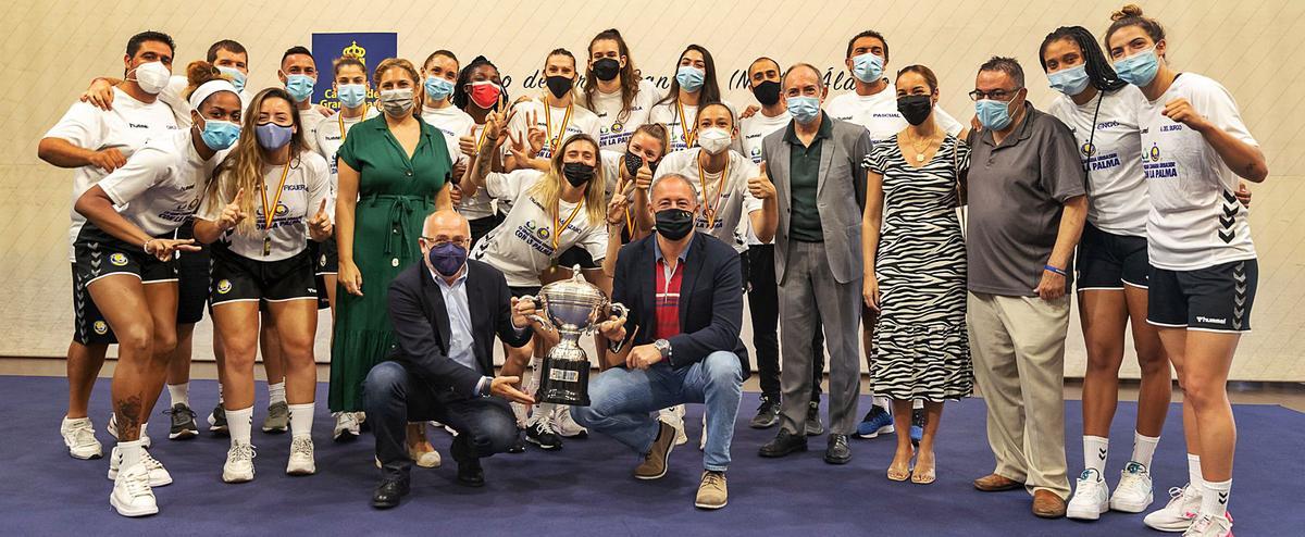 Las jugadoras, cuerpo técnico y directiva del CV Gran Canaria Urbaser, en la sede del Cabildo de Gran Canaria, junto a Antonio Morales, Francisco Castellano –con la Copa– y Guacimara Medina. | | LP/DLP
