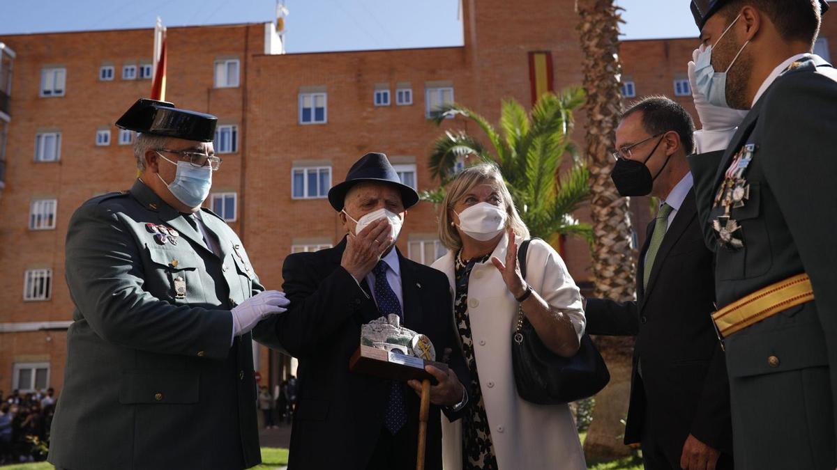 El subteniente Gabriel Gejo Vaquero, distinguido por la Comandancia por su servicio dentro de la Guardia Civil.